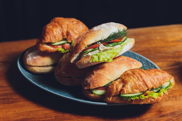 Verschiedene leckere Baguette-Sandwiches