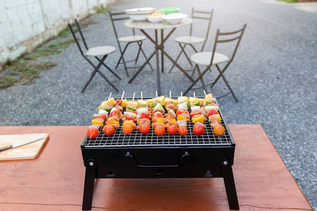 Verschiedene leckere Grillgerichte mit Fleisch und Gemüse auf dem Herd.