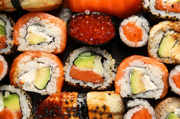 Verschiedene leckere Sushi-Rollen als Hintergrund oben
