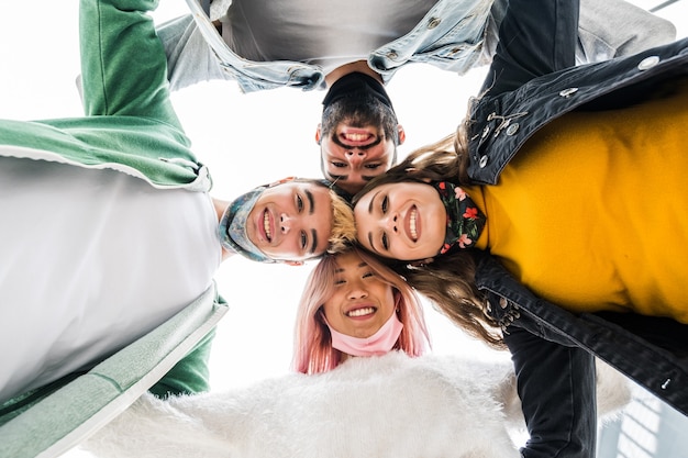 Verschiedene Leute, die Gesichtsmaske tragen, machen ein Selfie