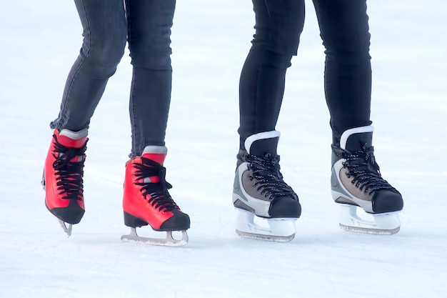 Verschiedene Leute laufen aktiv auf einer Eisbahn.