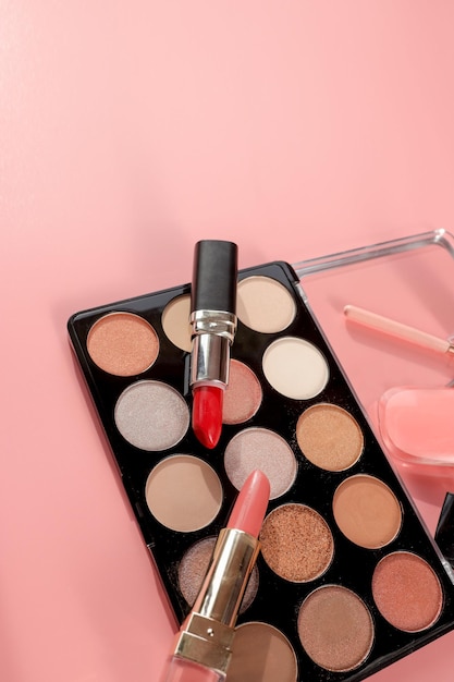 Verschiedene Make-up-Produktson rosa Hintergrund mit Copyspace