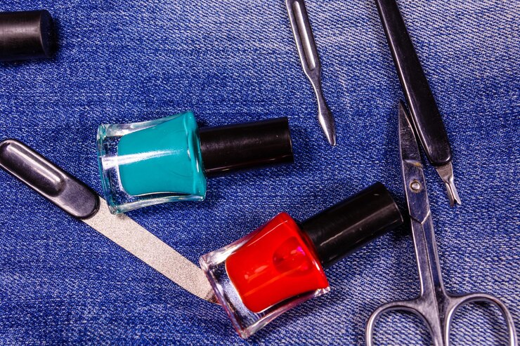 Foto verschiedene manikürwerkzeuge und nagellack auf den blauen jeans top-view