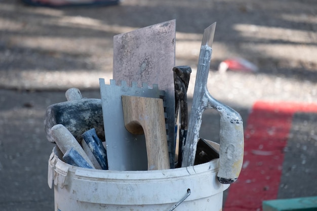 Verschiedene Mauerwerks- und Maurerwerkzeuge, die auf einer Baustelle verwendet werden