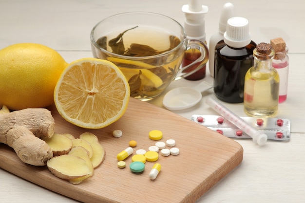 Verschiedene Medikamente gegen Grippe und Erkältungsmittel auf weißem Holztisch