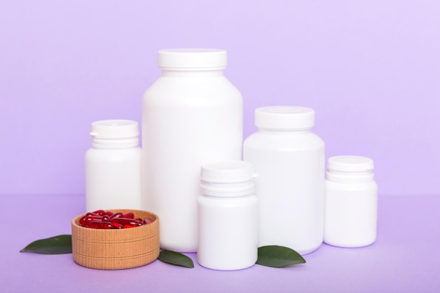 Verschiedene Medikamente und Gesundheitsergänzungspillen mit Medizinflasche Gesundheitswesen und medizinische Draufsicht Vitamintabletten Flasche mit farbigen Pillen auf Tischhintergrund Multivitamine