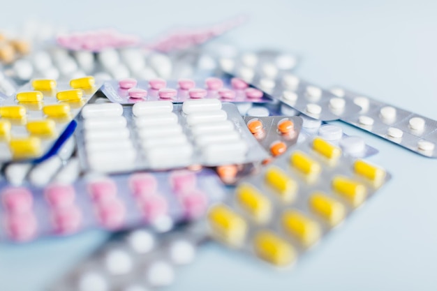Verschiedene Medikamente weiß rosa und gelbe pharmazeutische Medizin Pillen ein Mittel gegen Grippekopfschmerzen