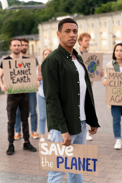 Verschiedene Menschen marschieren in Protest gegen den Klimawandel