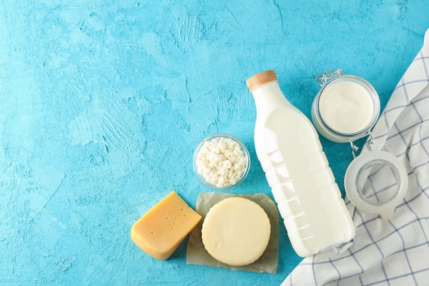 Verschiedene Milchprodukte auf blauem Hintergrund