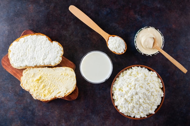 Verschiedene Milchprodukte. Milch, Quark und Sauerrahm