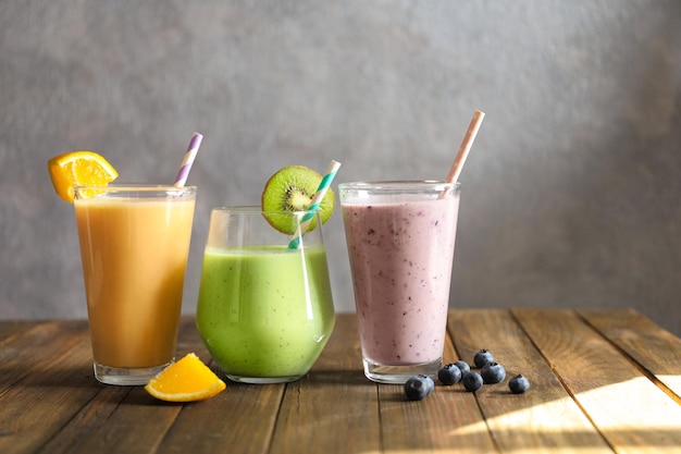 Verschiedene Milchshakes in Gläsern auf dem Tisch