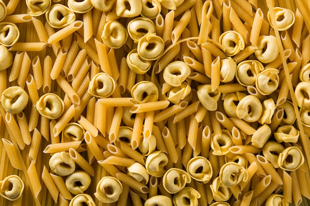 Foto verschiedene nudelsorten ravioli penne tortellini und capellini