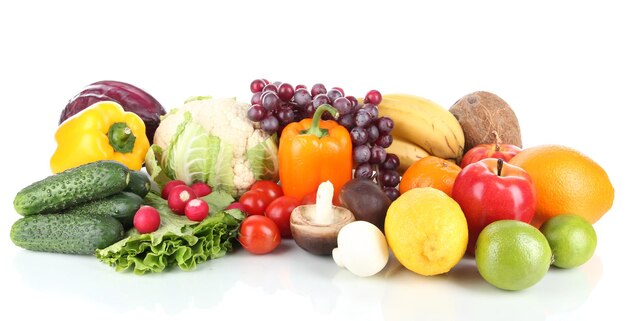 Verschiedene Obst- und Gemüsesorten isoliert auf Weiß