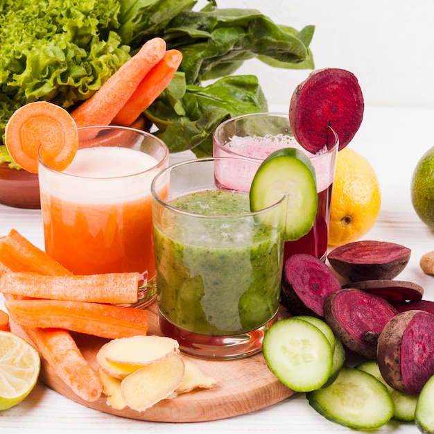 Foto verschiedene obst- und gemüsesorten mit saft