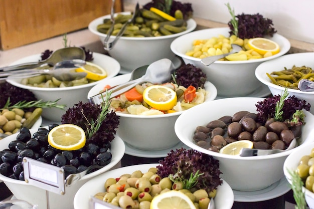 Foto verschiedene oliven am buffet im hotel