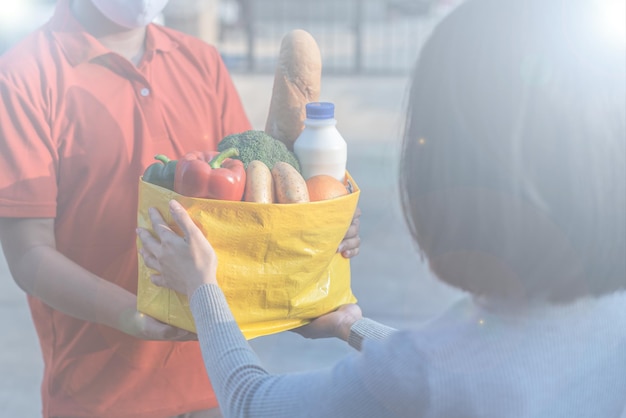 Verschiedene Papierbehälter für Essen zum Mitnehmen Liefermann trägt