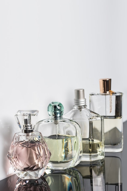 Verschiedene Parfümflaschen mit Reflexionen. Parfümerie, Kosmetik