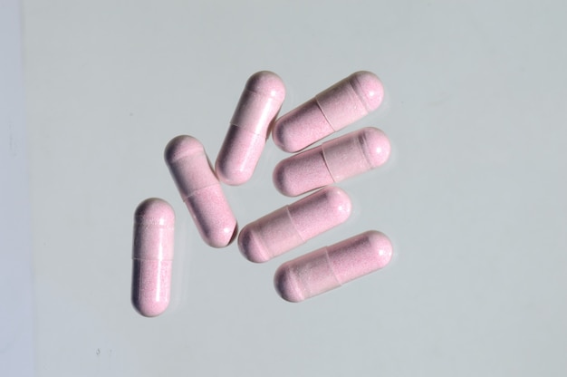 Verschiedene pharmazeutische Kapseln. Haufen verschiedener Pillen auf weißem Hintergrund.