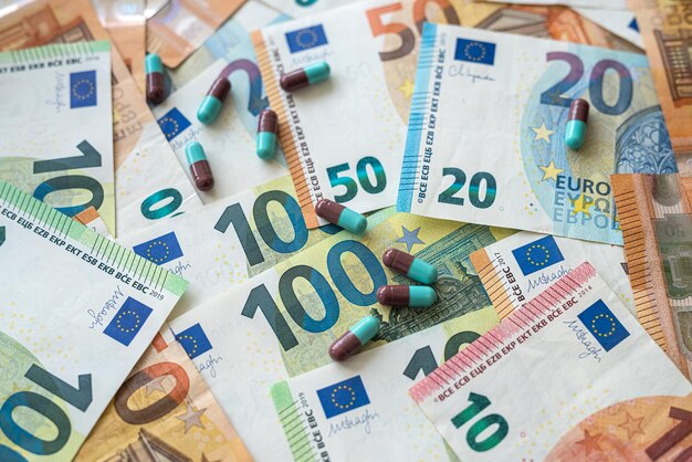 verschiedene pillenmedikamente mit europäischem geld als hintergrund, teure kosten der gesundheitsversorgung