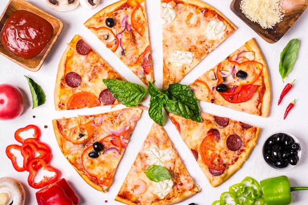 Verschiedene Pizzastücke auf weißem Hintergrund und Zutaten Peperoni Vegetarische und Meeresfrüchte Pizza