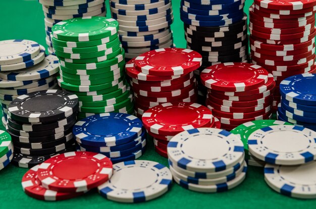 Verschiedene Pokerchips auf dem Tisch im Casino