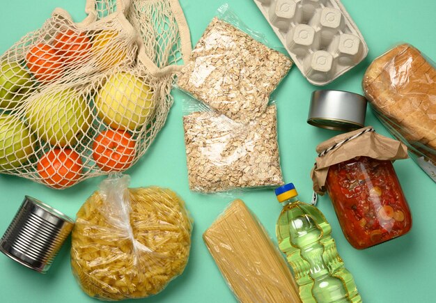 Foto verschiedene produkte brot, nudeln, sonnenblumenöl in einer plastikflasche und konservierung