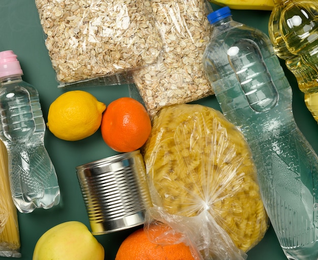 Verschiedene Produkte, Früchte, Nudeln, Sonnenblumenöl in einer Plastikflasche und Konservierung, Draufsicht. Spendenkonzept