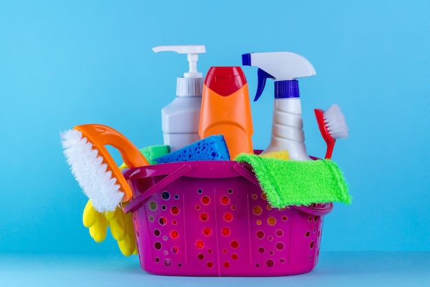 Verschiedene Produkte für die Reinigung des Hauses in einem Korb