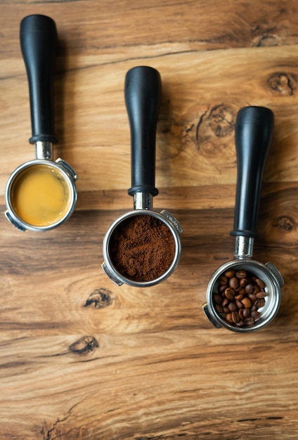 Verschiedene Prozesse der Kaffeezubereitung durch einen Barista in einem Café Kaffeebohnen gemahlen bereit Kaffeekunstkonzept