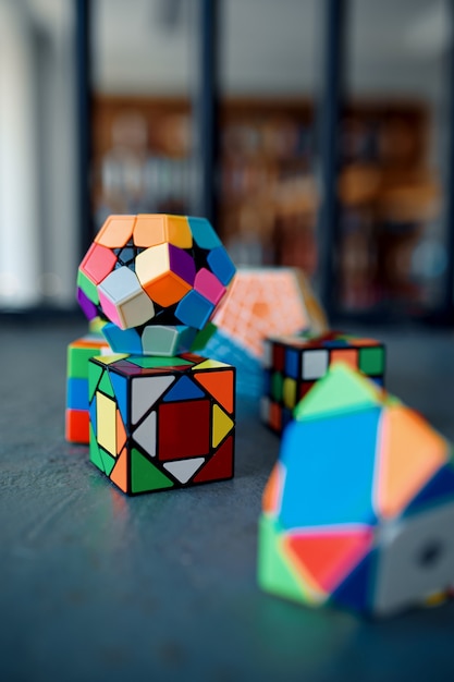 Verschiedene Puzzlewürfel auf dem Tisch, niemand. Spielzeug für Gehirn- und logisches Denktraining, kreatives Spiel, Lösung komplexer Probleme