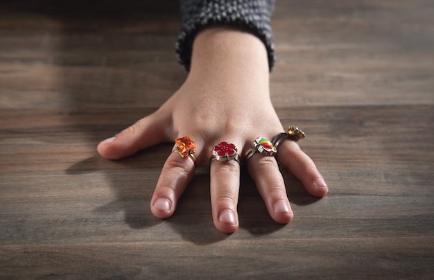 Verschiedene Ringe auf der Hand des kleinen Babys.