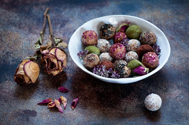 Verschiedene rohe vegane süße Süßigkeiten glutenfreie Kugeln