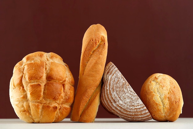 Verschiedene rustikale Brot Sauerteig Baguette Boule isoliert auf braunem Tisch