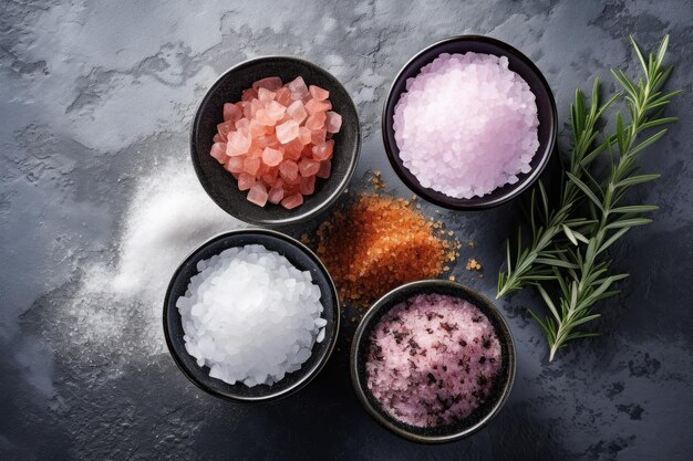 Foto verschiedene salze auf betongrund verschiedene arten und formen, einschließlich meersalze himalaya-salz
