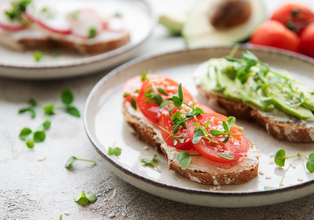 Verschiedene Sandwiches mit Gemüse und Microgreens