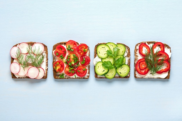 Verschiedene Sandwiches zum Frühstück mit einer Scheibe Vollkornbrot