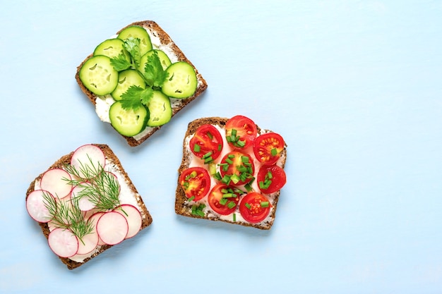 Verschiedene Sandwiches zum Frühstück