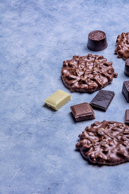 Foto verschiedene schokoladensorten verteilen sich auf dem tisch