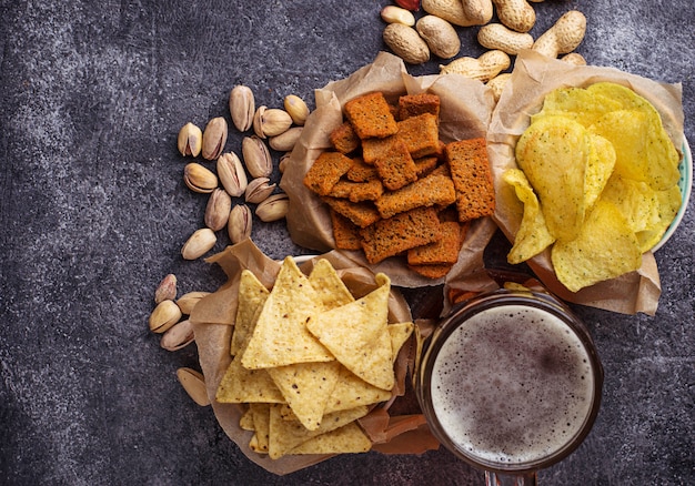 Verschiedene Snacks zu Bier