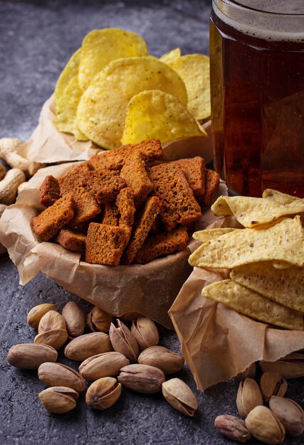 Verschiedene Snacks zu Bier