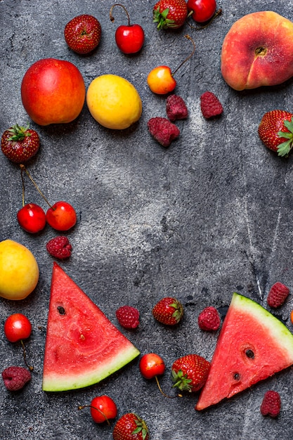 Verschiedene Sommerfrüchte und Beeren