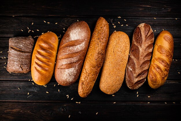 Foto verschiedene sorten frisches knuspriges brot