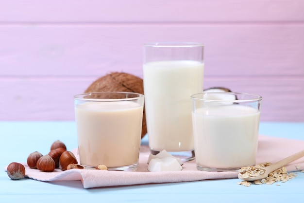 Verschiedene Sorten Pflanzenmilch auf dem Tisch