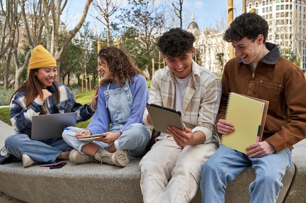 Verschiedene Studenten, die an einem Campusprojekt zusammenarbeiten