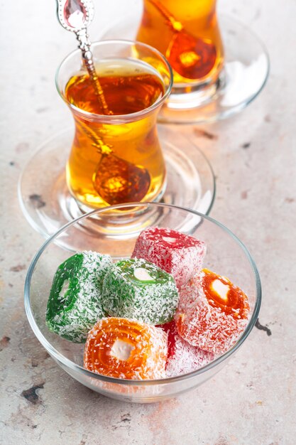 Foto verschiedene stücke türkischer köstlichkeit lokum und schwarzer tee