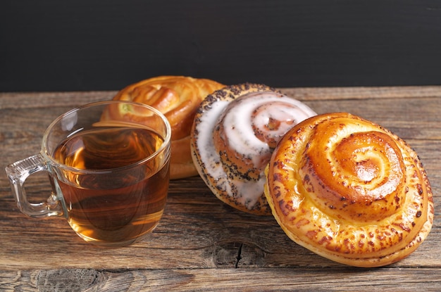 Verschiedene süße Brötchen und Tee