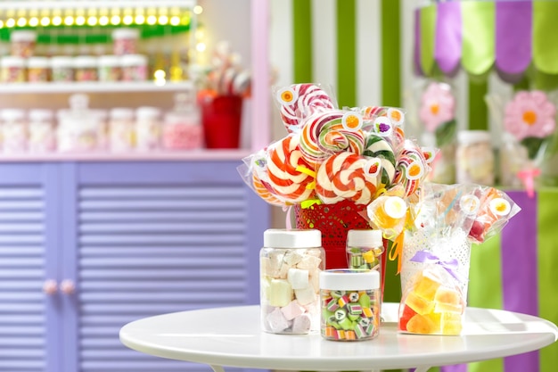Foto verschiedene süßigkeiten auf dem tisch im süßwarenladen