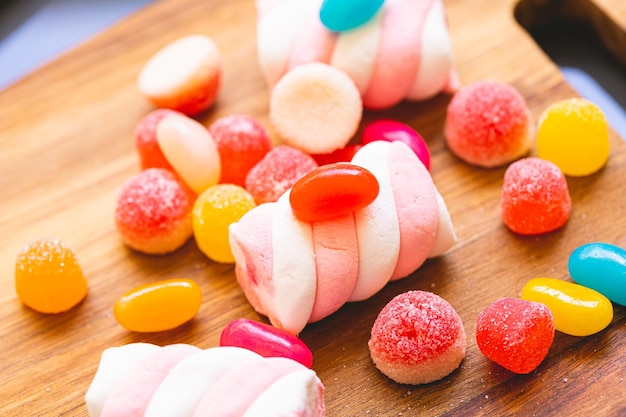 Verschiedene Süßigkeiten auf einem Holzbrett in der Makrofotografie