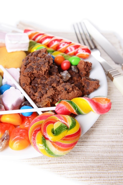Verschiedene Süßigkeiten auf Teller auf Tischnahaufnahme