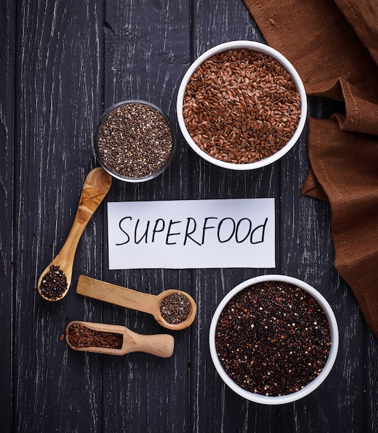 Verschiedene Superfoods Chia, Quinoa, Leinsamen